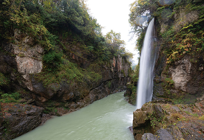 手取川中流域にある落差32ｍのダイナミックな滝「綿ヶ滝（わたがたき）」