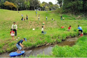 子どもたちがそり遊びをしている梅田川「三保念珠坂（みほねんじゅざか）公園」