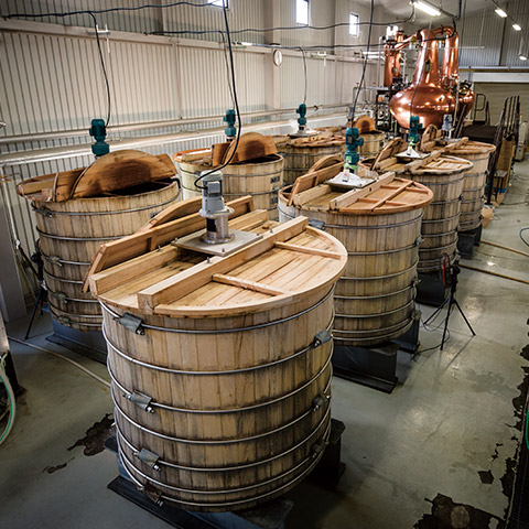 ベンチャーウイスキーの発酵槽。およそ4日間でもろみが出来上がる。全部で8基あるがすべて木製で、材はミズナラ。いずれも日本木槽木管株式会社が製作したもの