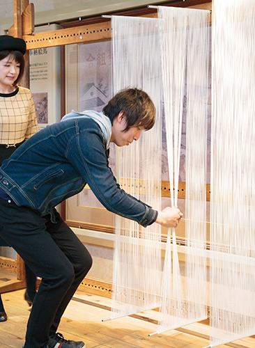 揖保乃糸資料館では一日に数回、素麺の工程の一部を実演している