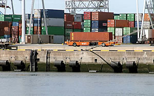 左：オランダ、ロッテルダム港。ヨーロッパ海運の一大拠点だ。