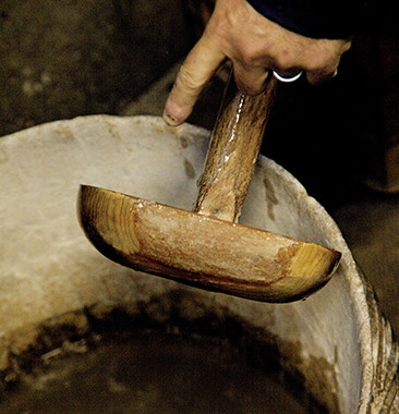 すりおろした芋を練るのに用いる木製の桶と攪拌棒。