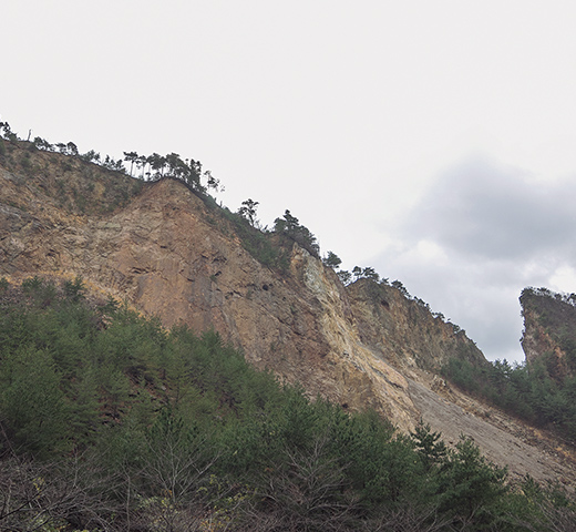 相川金銀山で最大の鉱脈とされる青盤脈。この地形は金銀が掘り尽くされた跡