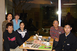 記念すべき、設立の日の一枚。左前列が坂本さんと中尾さん。右後ろが近畿大学産業理工学部教授（当時）坂本栄治先生。