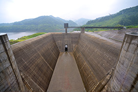 森吉山ダムの余水吐き。囲った壁に穴をつくり、オーバーフローした水が常に流れ出す仕組み。
