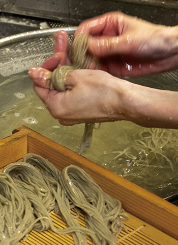 冷たい水で締めたそばを、まるで織物の糸をたぐるように「へぎ」へ盛りつける