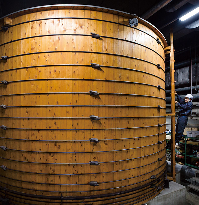 千葉県浦安市のホテルで受水槽として使われている木製水槽。直径7ｍ×高さ4.63ｍの水槽が地下に4基並ぶ（総容量680?）。1986年（昭和61）11月納入（撮影協力：シェラトン・グランデ・トーキョーベイ・ホテル）