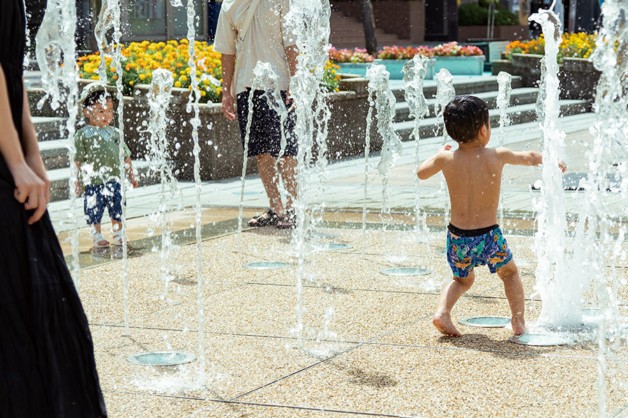 噴水広場で水と戯れる子ども（長野県松本市）