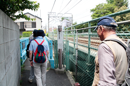 JR南武線 久地駅そばの細い通路を入っていくと…