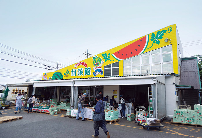 JA富里市が運営する直売所「旬菜館」。平日なのに駐車場はほぼ満車状態だった