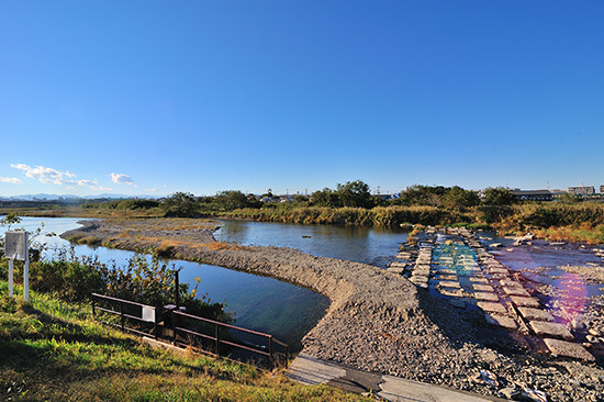 浅川に設けられた取水堰。砂利で堰上げた水を右岸から取水している。