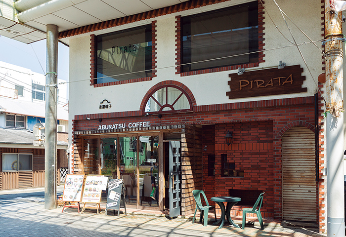 かつての喫茶店を復刻オープンした「ABURATSU COFFEE」