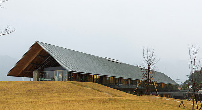 三方湖西端に建つ福井県年縞博物館。細長い形をしているのは約7万年分、長さ45mに及ぶ年縞を実物展示するため。年縞は横向きにして展示されている