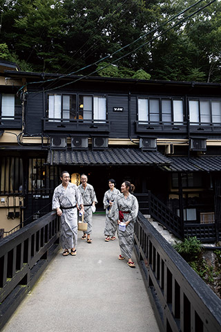 東京に住む両親（後列）を黒川温泉に招待したという福岡暮らしの夫婦