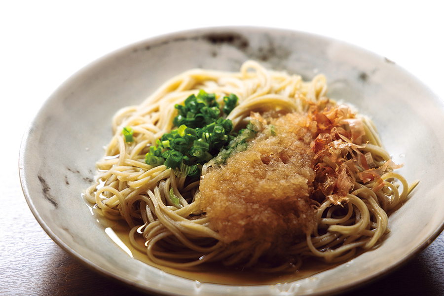 大根おろしとネギ、かつおぶしを用いる福井県の「越前おろしそば」 
撮影協力:株式会社たからや