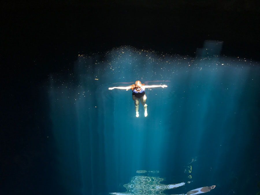 小田香さんの映画『セノーテ』の劇中画像。現世の光に対し、時間が積み重なったかのような水底の陰。そのコントラストが美しい 提供：スリーピン
