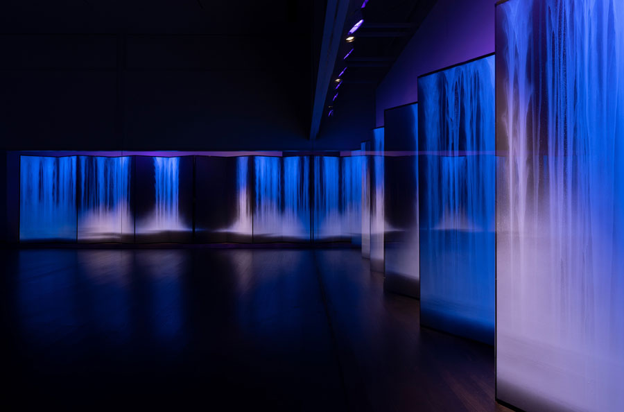 千住博『ウォーターフォール』　2019年　187 × 1680 cm　六曲二双屏風　シカゴ美術館蔵