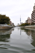 扇閘門の手前で小名木川と交差する大横川