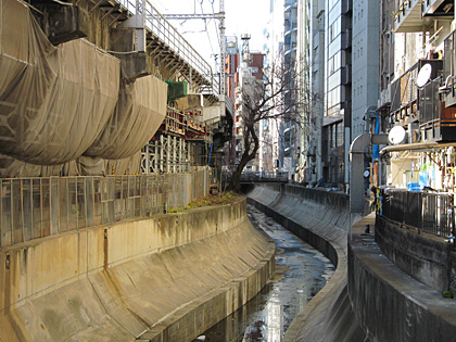 平成の改修工事後の渋谷川・並木橋から上流を望む