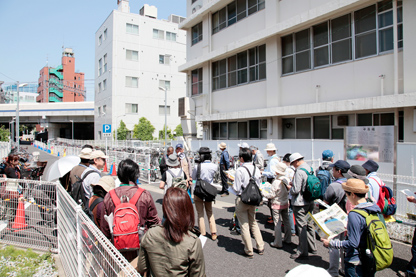 武蔵溝ノ口駅そばの「中原堰」。吉田さんの説明に耳を傾ける