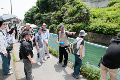 「久地分量樋跡」の説明を受ける参加者たち