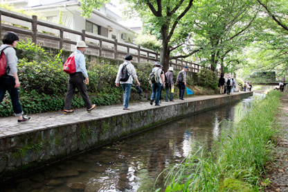 二ヶ領用水沿いを歩けるように整備された親水ゾーン