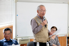 久地円筒分水について説明する吉田 威一郎さん