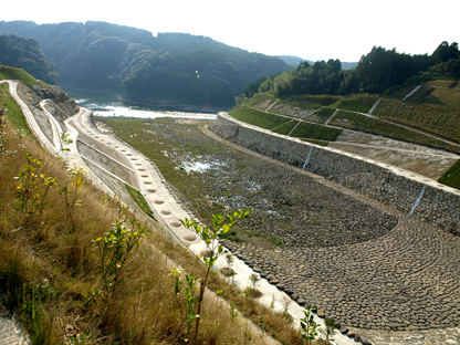 立派な石を使った下流の護岸