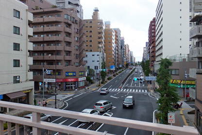 歩道橋から見下ろす川越街道の交差点