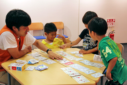 カードゲームで学ぶ子どもたち