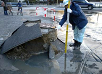 A地点の浮上したマンホール　震災直後の様子