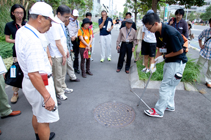 高洲公民館そばの歩道上のマンホール