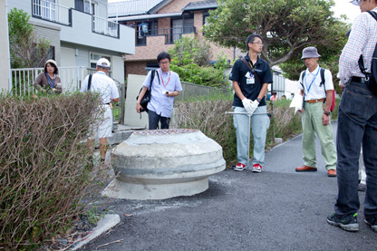 「だるま落とし」のようにズレているマンホールの内壁