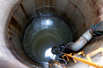 下水道管のマンホールに設置された電動ポンプ