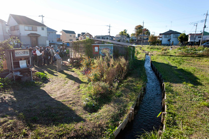 素掘りの用水路が流れるせせらぎ農園