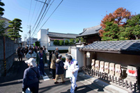 西蓮寺の外壁沿いに並ぶ六地蔵