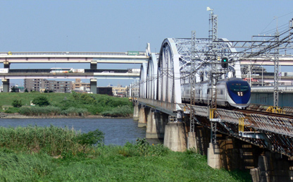 橋桁が堤防より低い京成本線の荒川橋梁