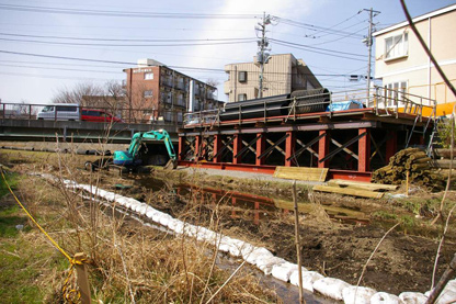 粘性土を貼り込んで、川床から水が抜けにくくする