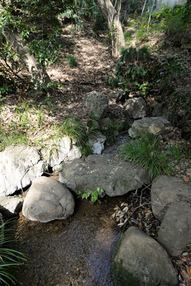 水量豊富な「出山下の湧泉」