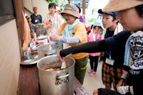 干したハンカチを鍋に投入。抽出液で煮る