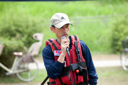 川に入る前に注意点を伝えるライフセーバーの河村淳（あつし）さん