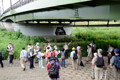 萩原橋の下に集まる参加者