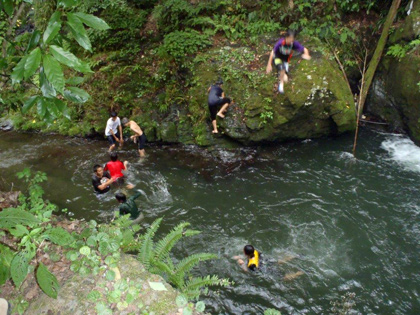 南浅川の支流、小仏川で飛び込みをしている子供たち