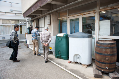 休憩時間にすみだ環境ふれあい館を見学する参加者