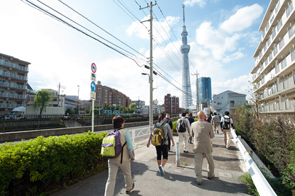 東京スカイツリーを見ながら歩いていく