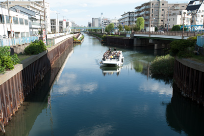 横十間川から北十間川に入ってきた遊覧ボートと遭遇