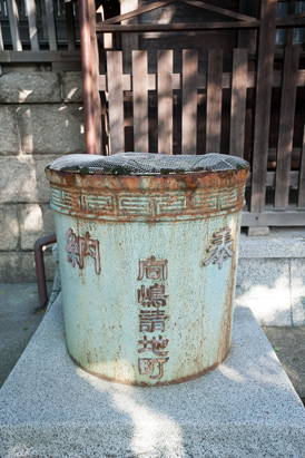 1925年（大正14）寄贈と記されている飛木稲荷神社の境内にある天水桶