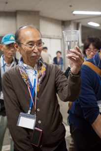 澄んだ雨水を見つめる参加者