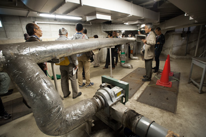 地下2階で中水道の浄化処理システムの説明を聞く