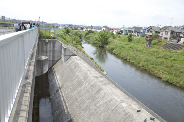 上から眺めた越流堤と鶴見川